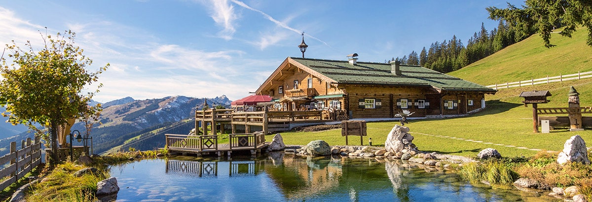 Holzhaus in den oesterreichischen Bergen an einem klaren See