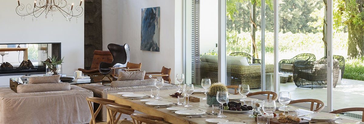 Gemuetlicher Wohnraum mit gedecktem Tisch in einem Ferienhaus in Italien