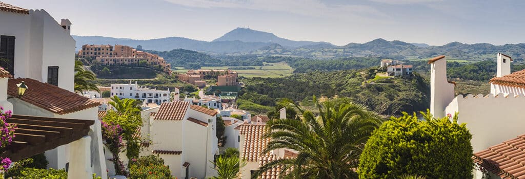 Panoramablick über weiße Häuser in hügeliger Landschaft Spaniens