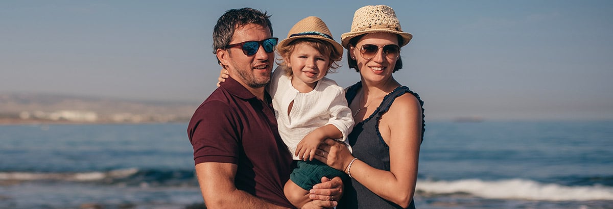 Glueckliches Paerchen mit Kind