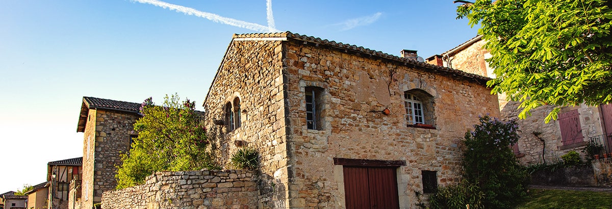 Schoenes Steinhaus in Frankreich mit Ferienstimmung