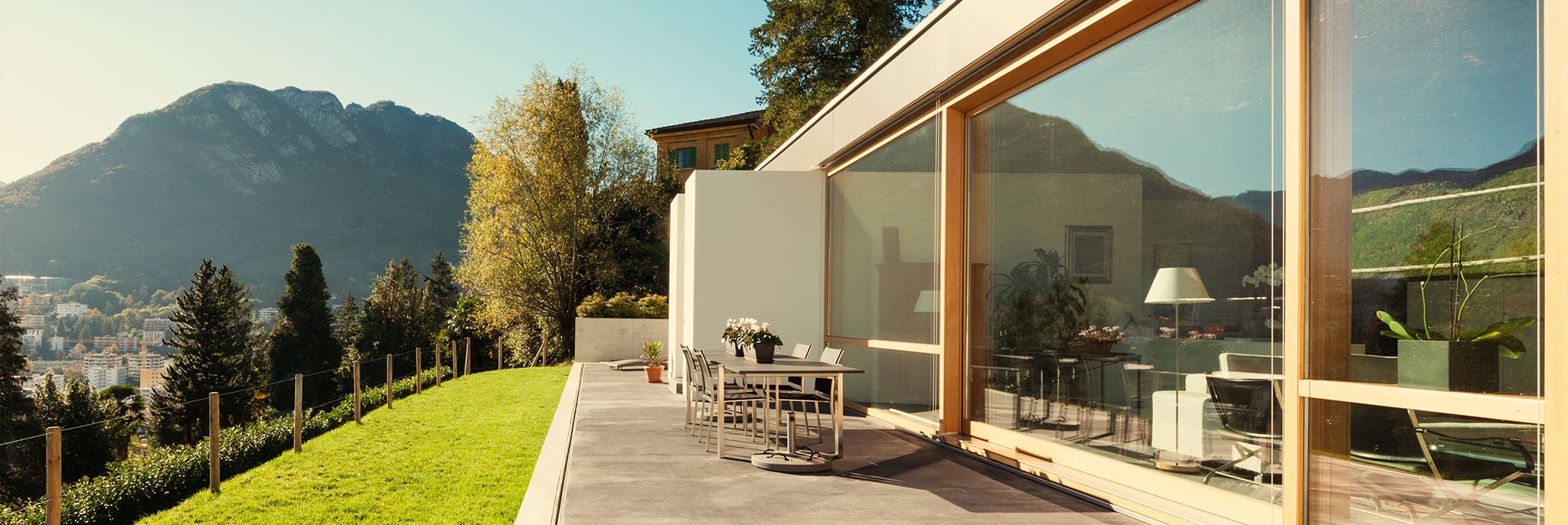 Terrasse eines Ferienhauses vor Bergkulisse